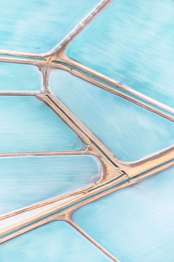抽象絵画のような青い塩田の写真 blue fields 2