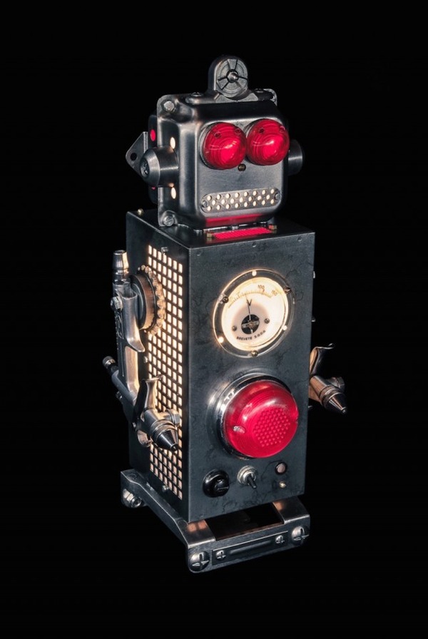 イルミネーションが光るレトロなロボット彫刻 8