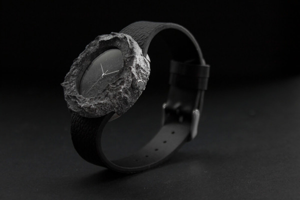 遥か遠く月の石から作られた貴重な時計『Lunar Watch』 (4)