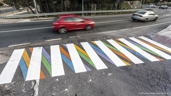 横断歩道がカラフルにペイントされたスペインの首都マドリード (4)