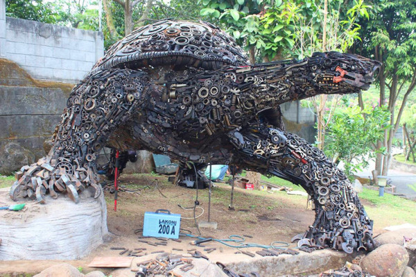 スクラップ金属で作られた巨大なカメ 亀 の彫刻