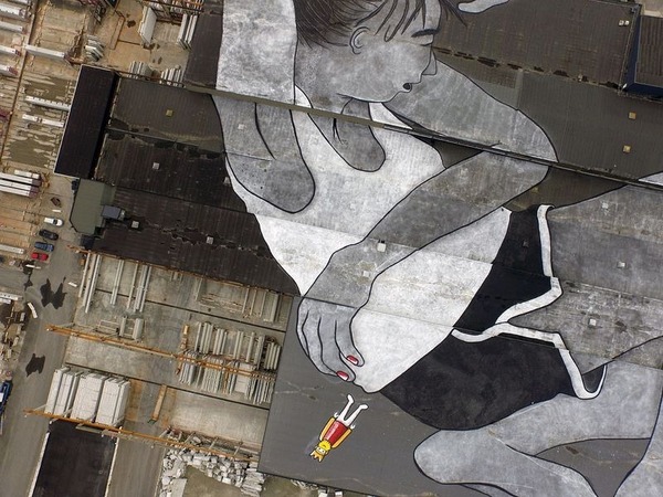超巨大！地上に描く眠る人間の絵。水平のストリートアート (5)