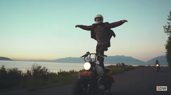 走行中のバイクの上に乗る 2