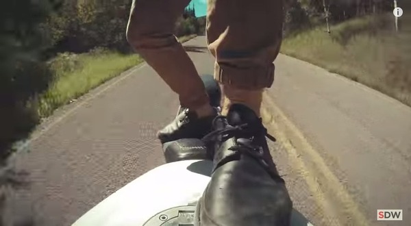 走行中のバイクの上に乗る 5