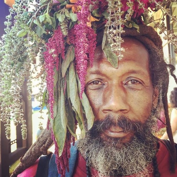 花束を頭に乗せてハッピー！自然に笑顔が溢れてくる花の写真 (18)