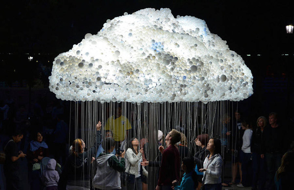 明かりを灯せる！6000個のリサイクル電球の巨大な雲のランプ (6)