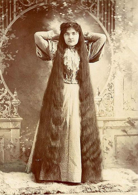 昔のイギリス人は髪の毛が超長い ビクトリア朝の女性の白黒写真