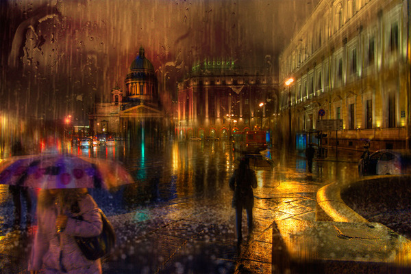 雨の日好き 雨粒が滴るガラス越しに撮影されたロシアの街並みの写真