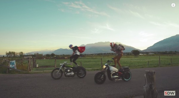 走行中のバイクの上に乗る 4