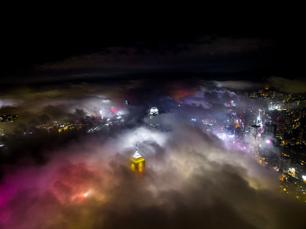 息をのむ都市の光景！霧にかかる香港の写真 (1)