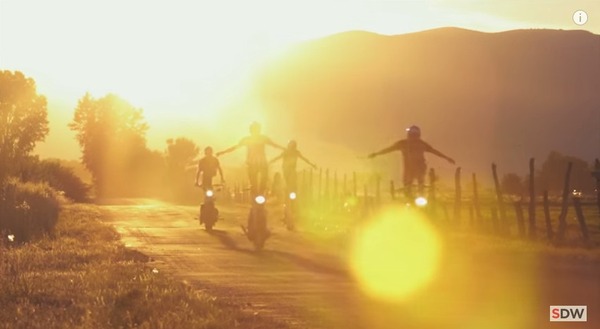 走行中のバイクの上に乗る 7