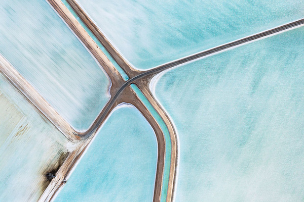 抽象絵画のような青い塩田の写真 blue fields 3