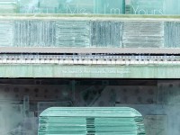 ガラスのピアノ！古い窓ガラスのガラスで作ったアップライトピアノ