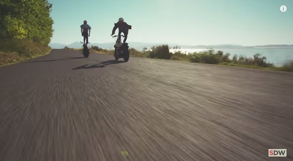 走行中のバイクの上に乗る 6