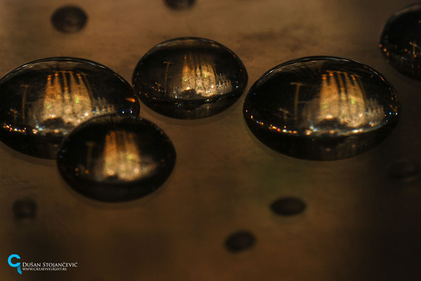 不思議な球体。水滴と水滴の中に映る街の景色 (9)