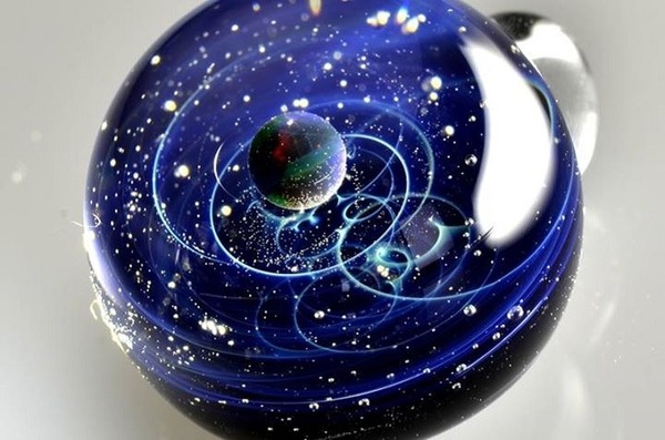 ガラスの中に宇宙が広がる 幻想的なペンダントトップ 宇宙ガラス