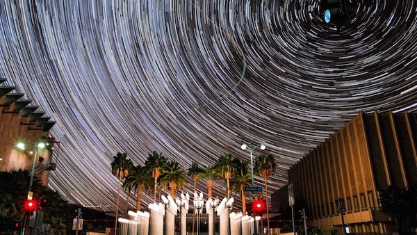 都会の空に星が輝くタイムラプス Sky Glow