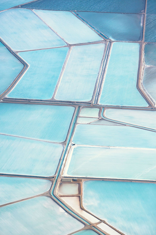 抽象絵画のような青い塩田の写真 blue fields 6
