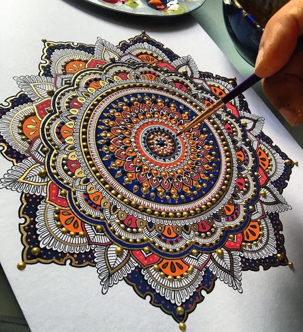 忍耐の賜物 手描きの曼荼羅模様がすごい 忍耐の賜物 手描きの曼荼羅模様がすごい