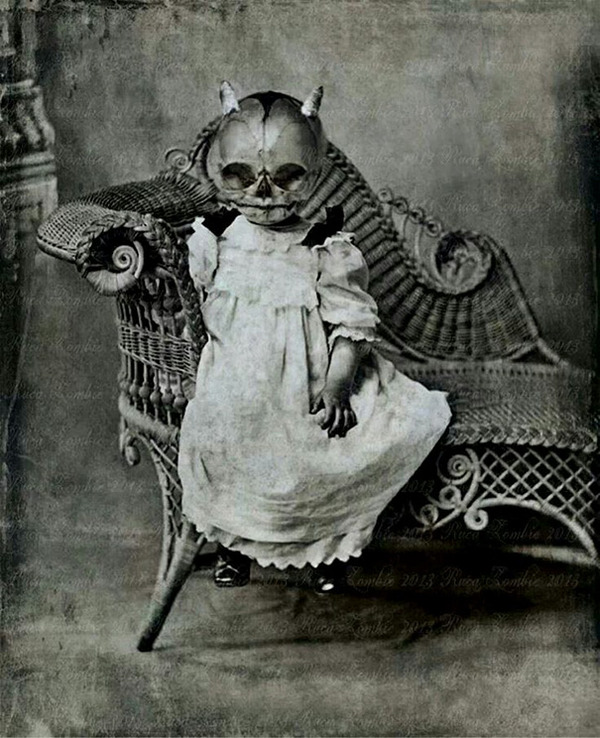 完全にホラゲレベル 昔のハロウィンの仮装写真が怖い 画像枚