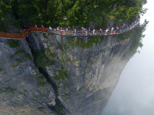中国の天門山!もはやホラー…。恐怖と絶景を同時に楽しめる橋 (1)
