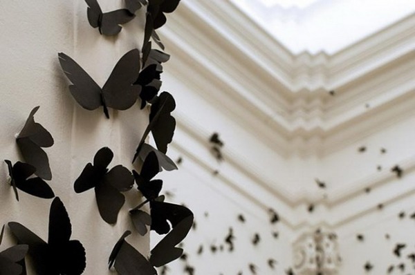 黒い蝶が教会を支配する 紙のアート ブラッククラウド