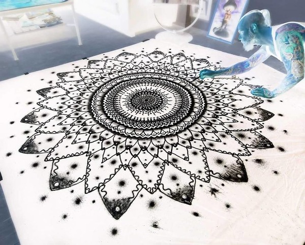 塩で描くアートがすごい 肖像画 曼荼羅模様 動物の絵など