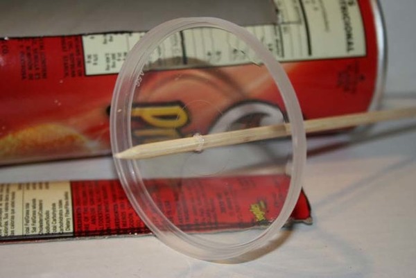 フタを中心に串を刺す