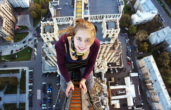 高い所怖すぎィ ロシア人女性が超高いビルなどで自撮り画像
