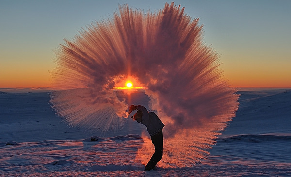 瞬間凍結！-40℃の世界では熱いお茶が一瞬で凍るらしい…画像 (1)