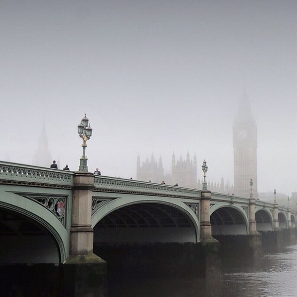 霧のロンドン 霧に覆われた幻想的なロンドンの街の写真 霧のロンドン 霧に覆われた幻想的なロンドンの街の写真