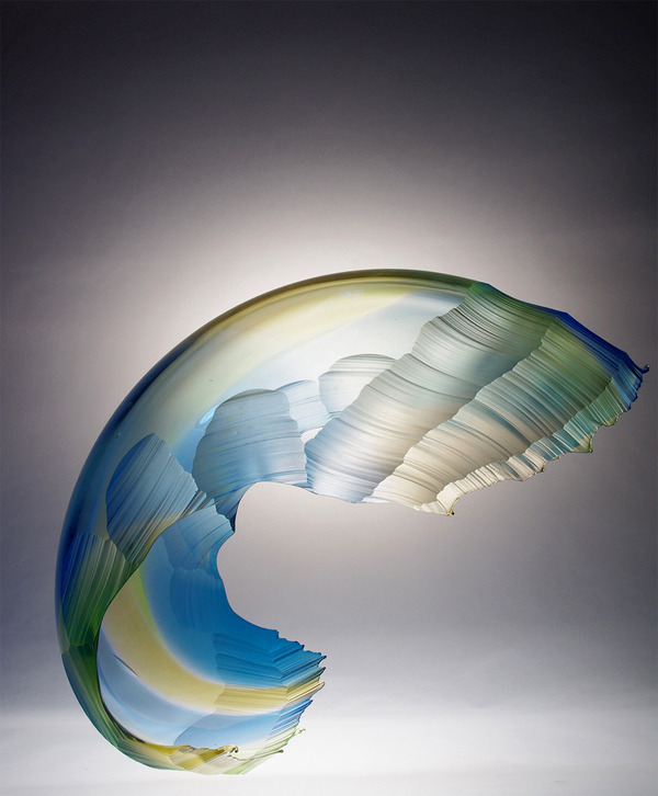 虹カラフル！波の美しさと力強さを表現したガラス彫刻 (2)