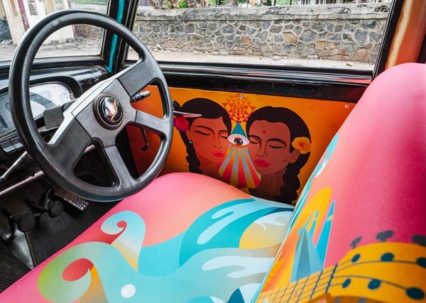 明るい気分で乗車できる！超カラフルなインドのタクシー (15)