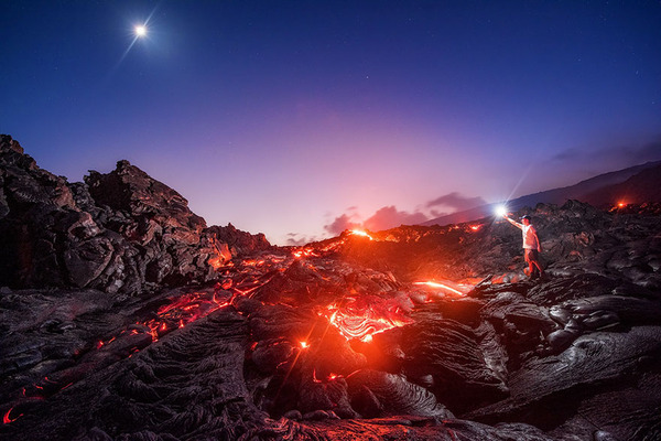 天の川と流れ星と月と溶岩が同時に撮影された奇跡の写真一枚 天の川と流れ星と月と溶岩が同時に撮影された奇跡の写真一枚