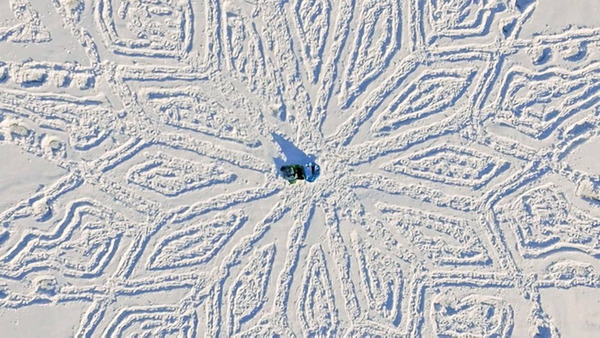 ロシアの雪原に巨大な竜の地上絵が現る！雪を踏んで描かれた竜 (4)