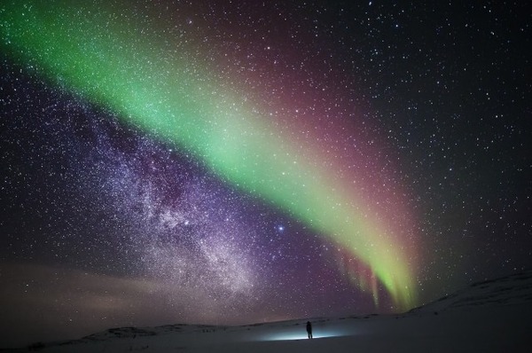 北極圏の星空の下たたずむ フィンランドの美しい夜空写真