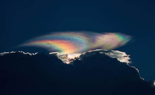 綺麗に空を彩る！珍しい虹色の雲の画像 (11)
