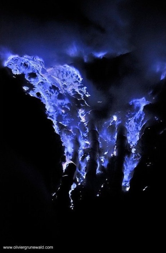 青紫色に燃える溶岩