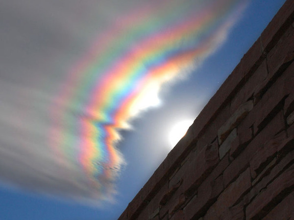 綺麗に空を彩る！珍しい虹色の雲の画像 (7)