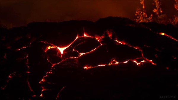 大地が割けて溶岩が噴出す