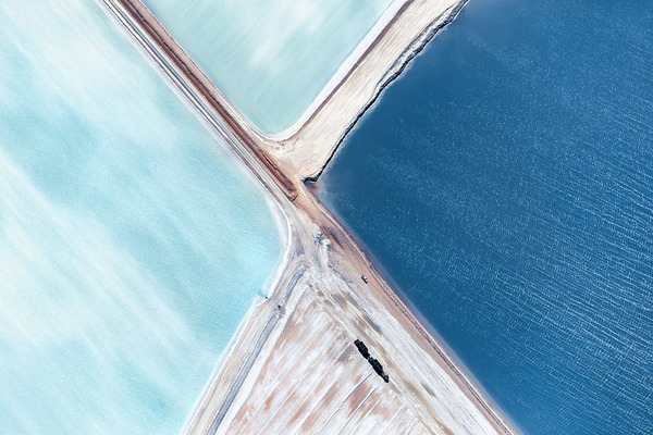 抽象絵画のような青い塩田の写真 blue fields 5