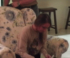 子犬をプレゼントされて喜ぶ女の子
