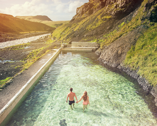 伝統的な結婚式を挙げずにアイスランドを旅したカップル (2)