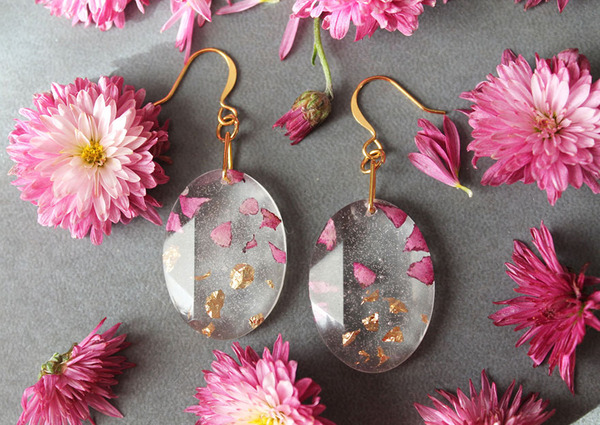 透明な樹脂の中に花や金箔を散りばめたレジンアクセサリー