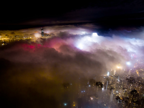 息をのむ都市の光景！霧にかかる香港の写真 (3)