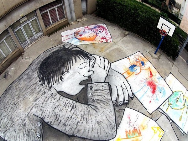 超巨大！地上に描く眠る人間の絵。水平のストリートアート (7)