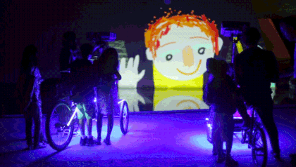 街頭にアニメ!三輪自転車でプロジェクションマッピング (1)
