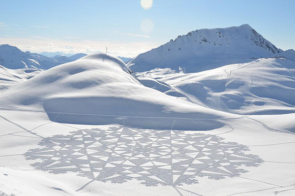 ロシアの雪原に巨大な竜の地上絵が現る！雪を踏んで描かれた竜 (1)