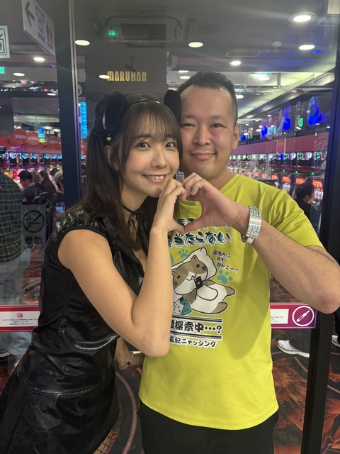 【画像】瀬戸環奈よりパチンコツーショットで弱男に神対応の人気アイドルが現れるwwwwwwwww