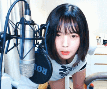 【画像】胸チラ気付いて隠す女の子っていいよなwwwwwwwwwwww